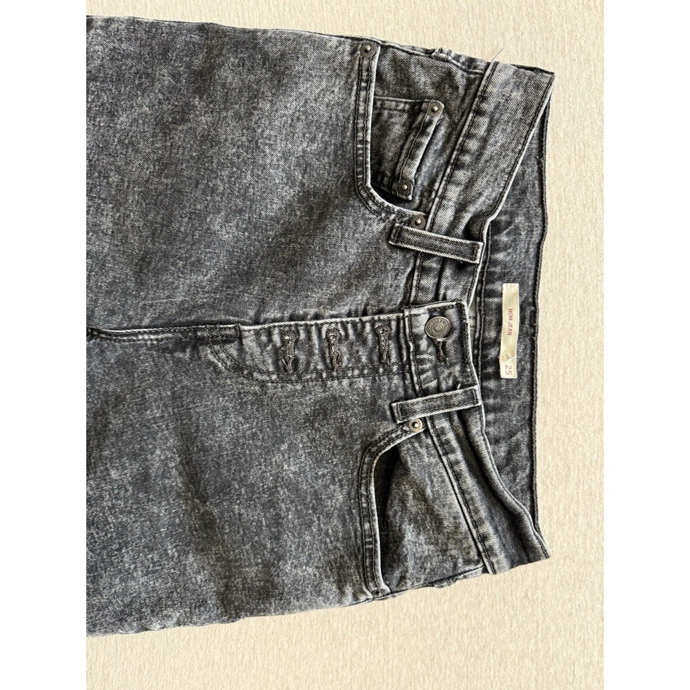 Levi's Woman Black Acid Wash Size 25 Mom Jean Button Fly